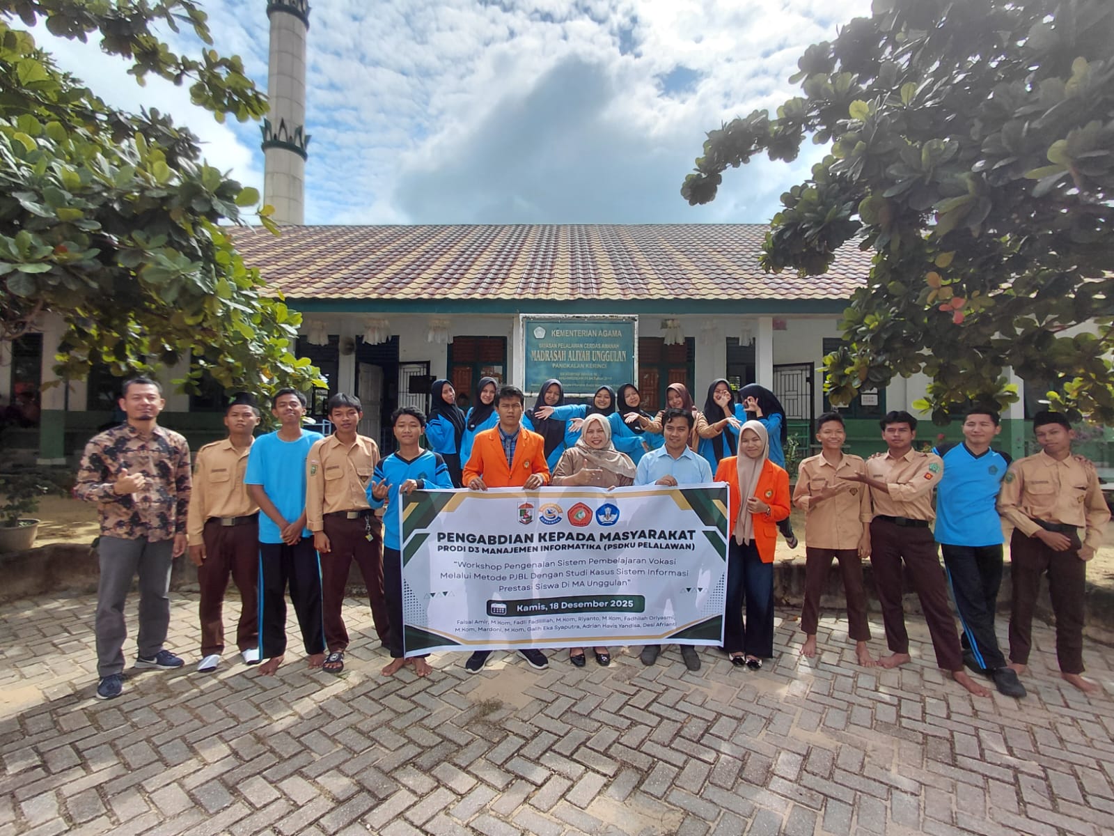 WORKSHOP PENGENALAN SISTEM PEMBELAJARAN VOKASI MELALUI  METODE PJBL DENGAN STUDI KASUS SISTEM INFORMASI PRESTASI  SISWA DI MA UNGGULAN